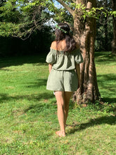 Load image into Gallery viewer, Green Free Spirit Romper / Romper de Espiritu Libre en Verde
